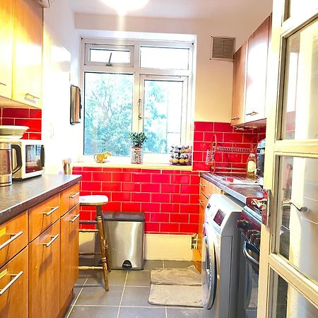 Room With King Size Bed And Shared Kitchen Raynes Park Zewnętrze zdjęcie