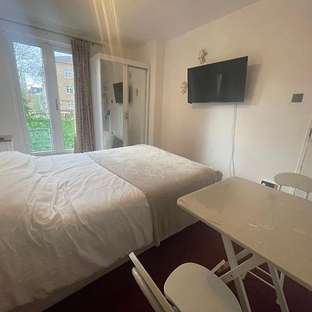 Room With King Size Bed And Shared Kitchen Raynes Park Zewnętrze zdjęcie