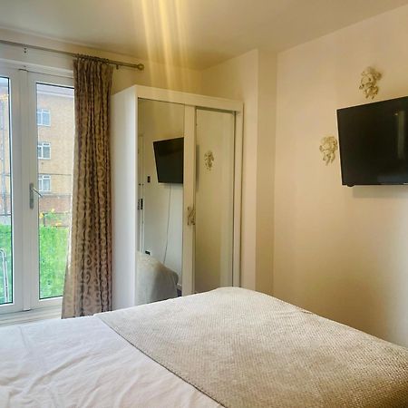 Room With King Size Bed And Shared Kitchen Raynes Park Zewnętrze zdjęcie