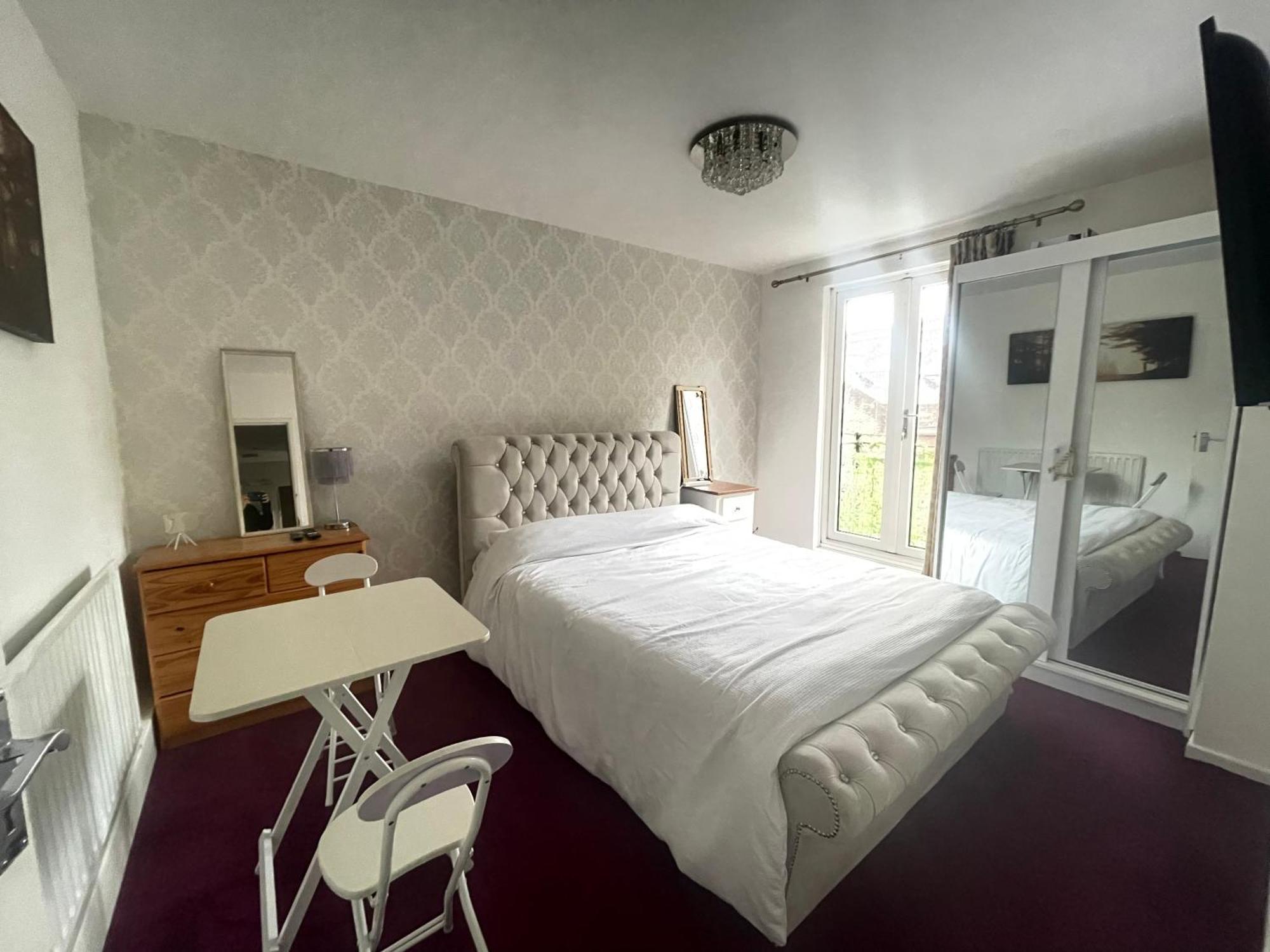 Room With King Size Bed And Shared Kitchen Raynes Park Zewnętrze zdjęcie