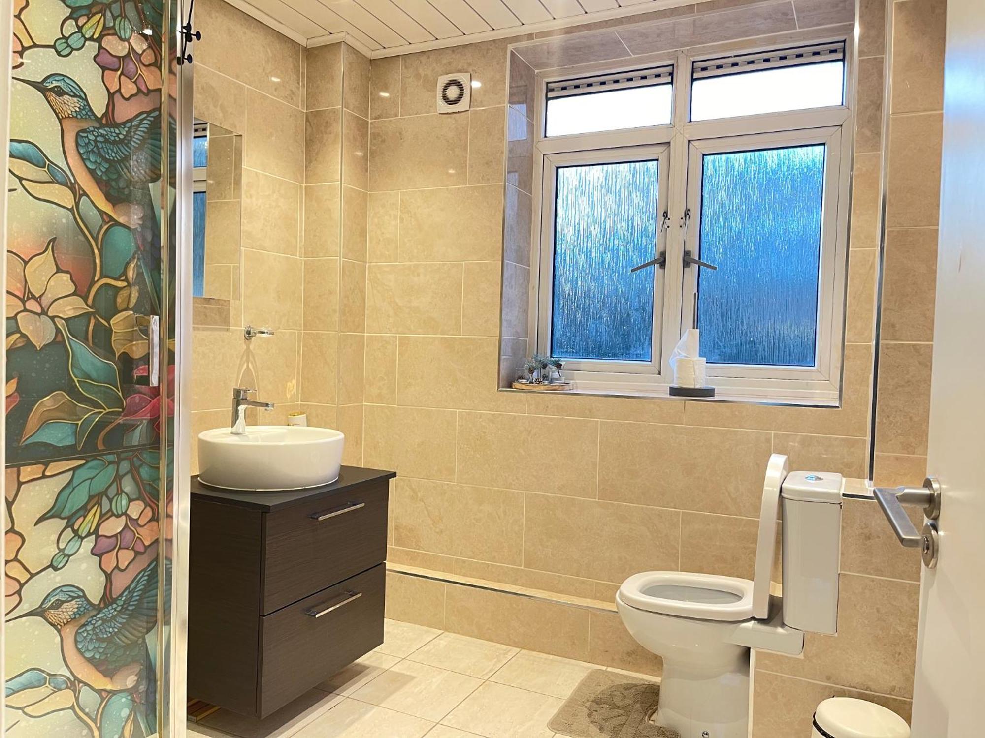 Room With King Size Bed And Shared Kitchen Raynes Park Zewnętrze zdjęcie