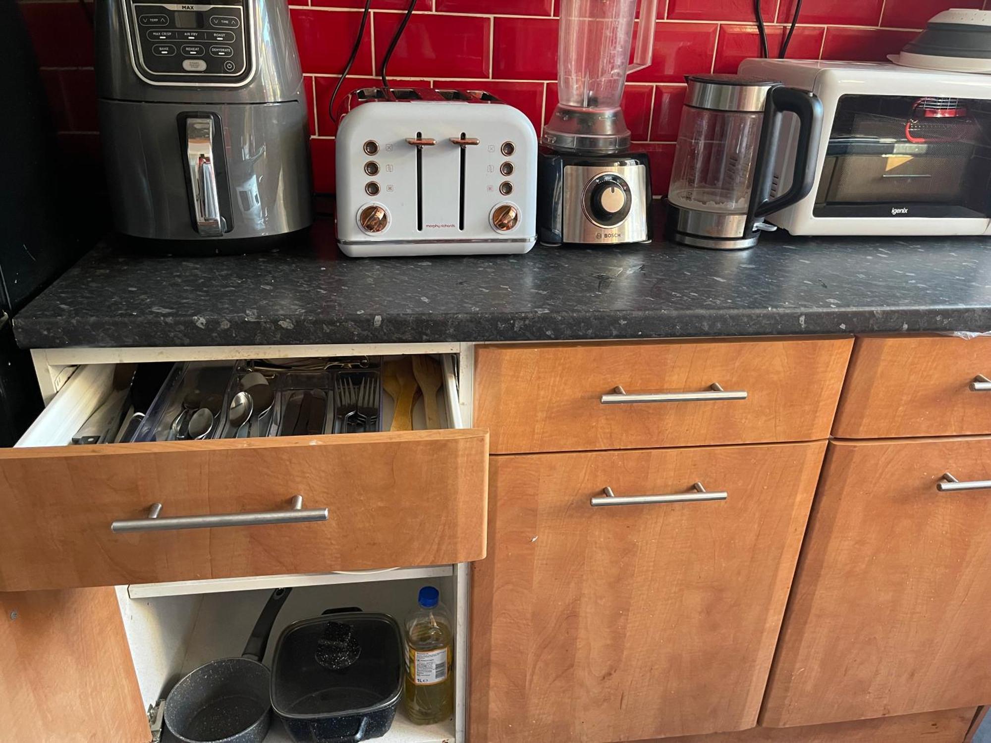 Room With King Size Bed And Shared Kitchen Raynes Park Zewnętrze zdjęcie