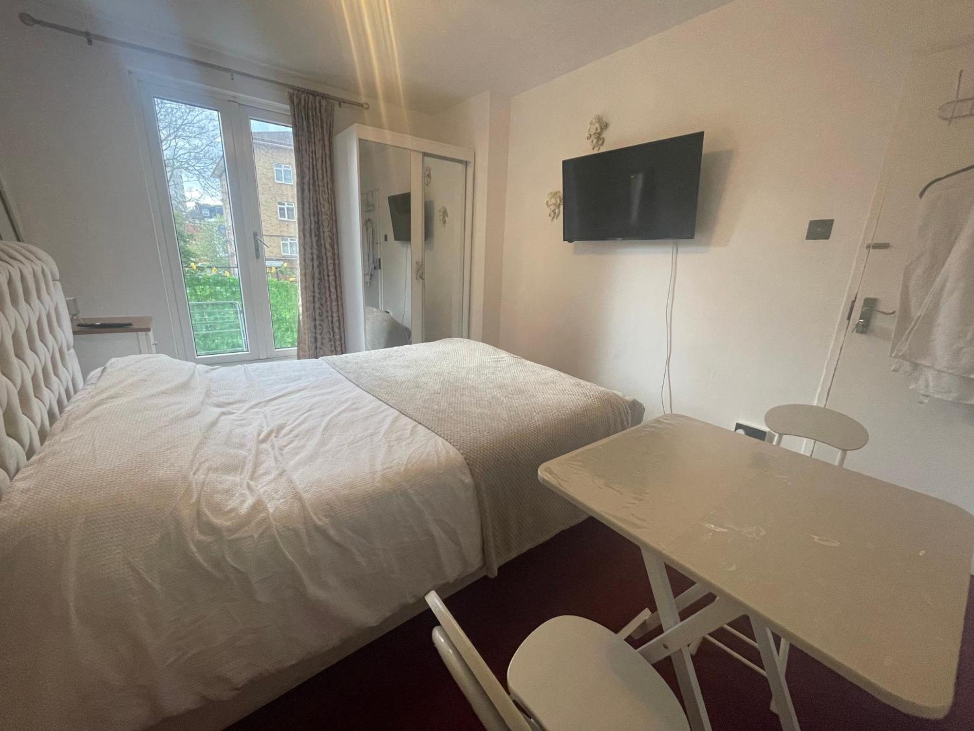 Room With King Size Bed And Shared Kitchen Raynes Park Zewnętrze zdjęcie