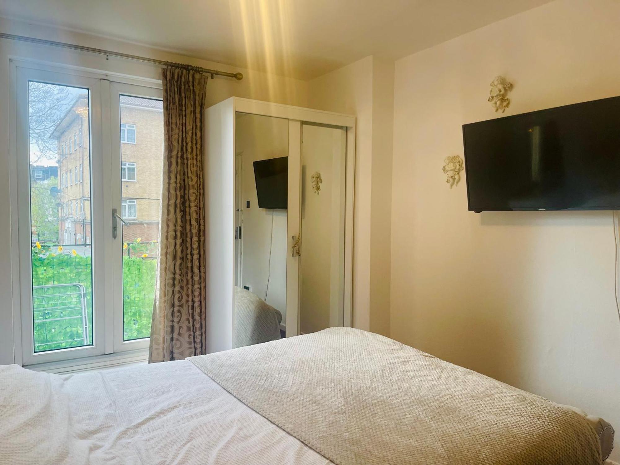 Room With King Size Bed And Shared Kitchen Raynes Park Zewnętrze zdjęcie